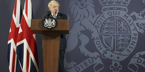Ο Μπόρις Τζόνσον με φόντο τον αγγλικό θυρεό