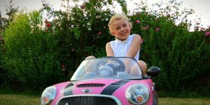 Η μικρή κακομαθημένη Chase σε μικρό ροζ αυτοκίνητο