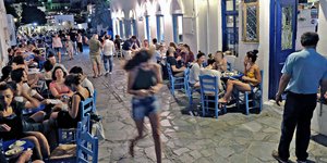 Καλοκαιρινές διακοπές σε νησί με κόσμο στα σοκάκια