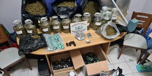 Τα ναρκωτικά που εντόπισαν οι λιμενικοί στο σπίτι του ενός συλληφθέντα