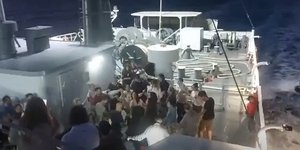 Γαμήλιο γλέντι σε κατάστρωμα πλοίου