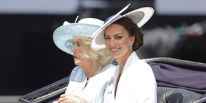 Η Κέιτ Μίντλετον δίπλα στην Καμίλα Πάρκερ Μπόουλς