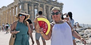 Τουρίστες εν μέσω καύσωνα στην Ακρόπολη 