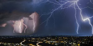 Κεραυνοί σε καταιγίδα πάνω από πόλη