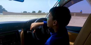 Παιδί 8 ετών οδηγεί κανονικά αυτοκίνητο 