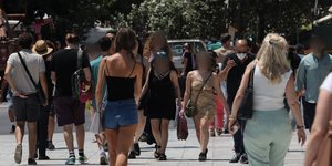 Κόσμος περπατά στην πλατεία Συντάγματος