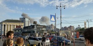 Πύραυλος χτύπησε κτίριο στο κέντρο του Κιέβου προκαλώντας πυρκαγιά