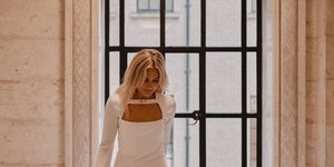 γυναίκα με νυφικό