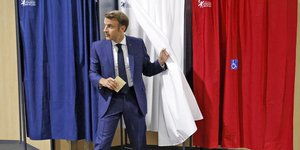 Ο Εμανουέλ Μακρόν ψηφίζει