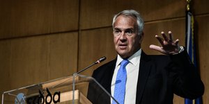 Ο υπουργός Εσωτερικών, Μάκης Βορίδης, κατά τη διάρκεια της ομιλίας του σε ημερίδα για τους ΟΤΑ