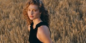 γυναίκα με μαύρο φόρεμα 