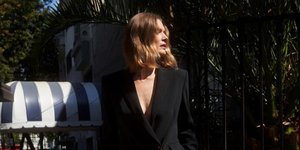 γυναίκα με μαύρο σακάκι 