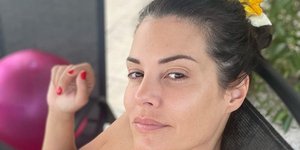 H Μαρία Κορινθίου με μαύρο στράπλες μπικίνι