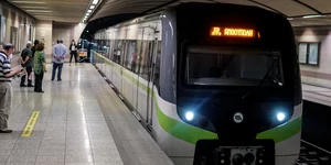 μετρό συρμός φτάνει σε σταθμό