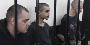 Οι τρεις καταδικασμένοι σε θάνατο μισθοφόροι πίσω από τα κάγκελα σε κρατητήριο της Λαϊκής Δημοκρατίας του Ντονιέτσκ