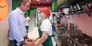 Ο Κυριάκος Μητσοτάκης με εργαζόμενη στην εστίαση στην Μεσσηνία 