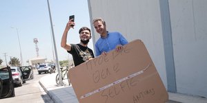 Νεαρός με πλακάτ «Πρόεδρε θέλω selfie»