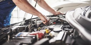 Τέλος στους κινητήρες εσωτερικής καύσης στα αυτοκίνητα λέει η κυβέρνηση