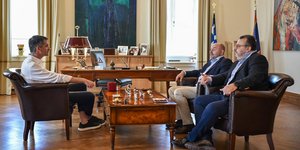 Στο Δημαρχιακό Μέγαρο της Αθήνας, ο δήμαρχος Αθηναίων Κώστας Μπακογιάννης, ο διευθύνων σύμβουλος της «Ανάπλαση Αθήνας Α.Ε.» Χρόνης Ακριτίδης και ο πρόεδρος του Τεχνικού Επιμελητηρίου Ελλάδας Γιώργος Στασινός