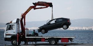 Νέοι Επιβάτες Θεσσαλονίκης: Το ΙΧ μητέρας και γιου, ανασύρεται από τη θάλασσα