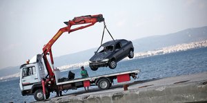 Η ανάσυρση του αυτοκινήτου στους Νέους Επιβάτες Θεσσαλονίκης, μετά τη βουτιά θανάτου μητέρας και γιου