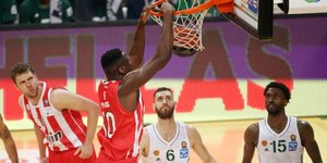 Ο Ολυμπιακός νίκησε και στον δεύτερο τελικό τον Παναθηναϊκό και βρίσκεται «αγκαλιά» με το πρωτάθλημα στην Basket League