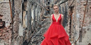 Ουκρανή μαθήτρια στα ερείπια του σχολείου της με κατακόκκινη τουαλέτα