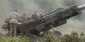 Ουκρανικό στοιχείο πυροβολικού βάλλει κατά ρωσικών θέσεων, στο Ντονμπάς