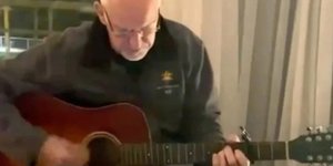  Γιώργος Παπανδρέου παίζει στην κιθάρα το «Καλημέρα Ήλιε» στην 99χρονη μητέρα του