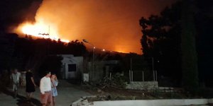 Μεγάλη φωτιά στην Πάρο - Καλούνται οι κάτοικοι να απομακρυνθούν από το σημείο