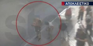 Σοκαριστικό: Άνδρας προσπάθησε να πνίξει το ίδιο του το παιδί στο κέντρο της Αθήνας