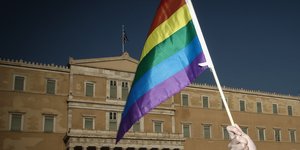 Σημαία του Pride έξω από τη Βουλή