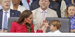 Ο πρίγκιπας Λούις κάνει γκριμάτσες στην Κέιτ Μίντλετον