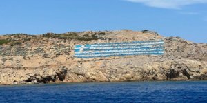 Η ελληνική σημαία πάνω στο βράχο, Ψέριμος