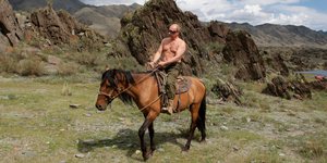 Ο Ρώσος πρόεδρος αρκετά συχνά φωτογραφίζεται γυμνόστηθος σε δραστηριότητές του