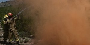 Πυροσβέστες σε μάχη με τη φωτιά στην Ελλάδα