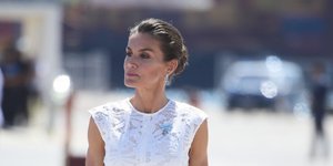 H βασίλισσα Λετίθια με λευκό φόρεμα