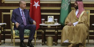 Ο Πρόεδρος της Τουρκίας Ρετζέπ Ταγίπ Ερντογάν με τον πρίγκιπα της Σαουδικής Αραβίας Μοχάμεντ μπιν Σαλμάν σε συνάντησή τους στη Τζίντα τον Απρίλιο του 2022