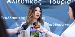 Η Σοφία Ζαχαράκη μιλά σε δημοσιογράφους για τον τουρισμό