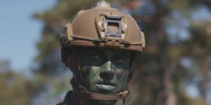 Σουηδός στρατιώτης αμύνεται έναντι των Αμερικανών πεζοναυτών