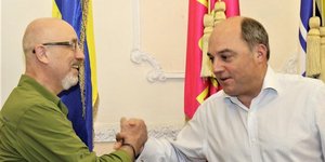 Ο Ουκρανός υπουργός Άμυνας Ολέξι Ρεζνίκοφ με τον Βρετανό ομόλογό του Μπεν Ουάλας.