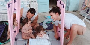 O Σάκης Τανιμανίδης και η Χριστίνα Μπόμπα με τις κόρες τους