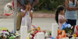 Στιγμιότυπο από τα κεριά στο σημείο όπου σκοτώθηκαν μαθητές σε σχολείο του Τέξας