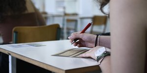 πανελλήνιες 2022 μια υποψήφια συμπληρώνει τα στοιχεία της