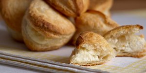 τυροπιτάκια σε τραπέζι