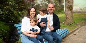 Ο Τούρκος επιχειρηματίας με τη Ρωσίδα σύζυγό του και δύο από τα παιδιά τους