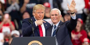 Ο Ντόναλντ Τραμπ με τον Μάικ Πενς