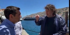 Η συνάντηση του Αλέξη Τσίπρα με κάτοικο της Σύμης 