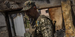 Ουκρανός στρατιώτης στα ερείπια ενός βομβαρδισμένου σπιτιού στο Ντονμπάς