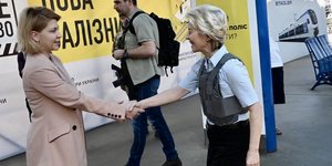 Επίσκεψη - έκπληξη για την Ούρσουλα φον ντερ Λάιεν στο Κίεβο